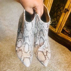 Steve Madden Tan and Black Snakeskin Ankle Boots Size 6.5